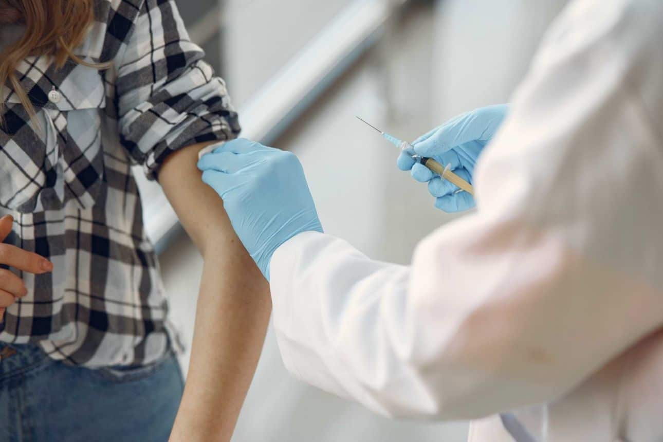 Read more about the article Who should get the flu vaccine in Dubai, Risks & Side effects